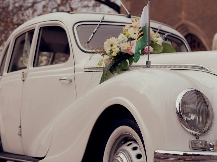 Luxury Bridal Wedding Car Decorated with Flowers